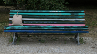 Жители Купчино нашли на скамейке урну с прахом пенсионерки