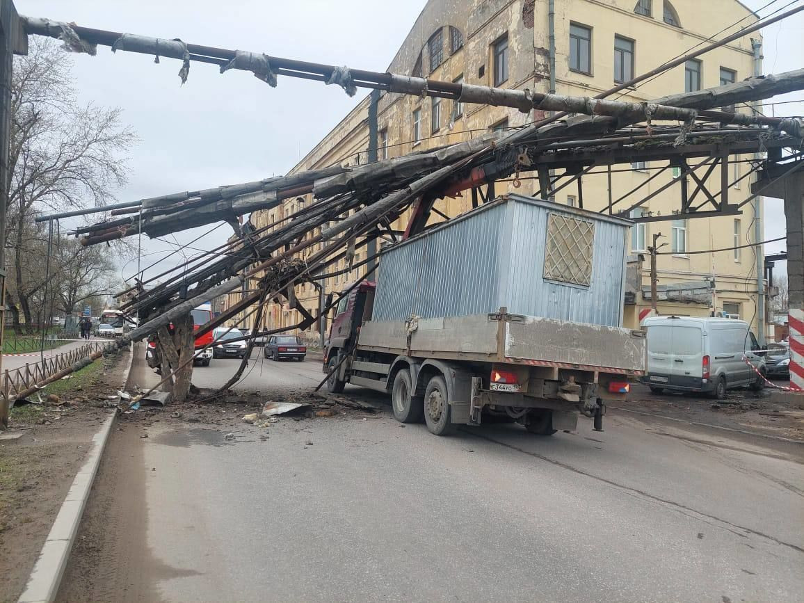 Грузовик разрушил мост в Купчино и полностью заблокировал проезд