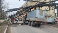 Грузовик разрушил мост в Купчино и полностью заблокировал проезд
