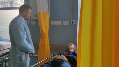 Дмитрий Лисовец навестил в больнице мужчин, пострадавших в ДТП с трамваем