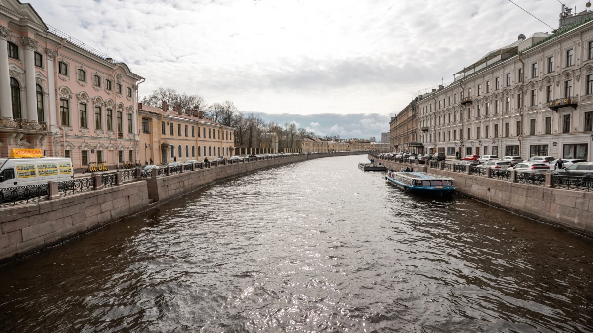 На реке Мойке демонтировали незаконные понтоны - tvspb.ru