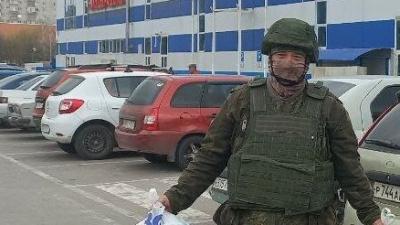 Продавцам и курьерам белгородских гипермаркетов выдали бронежилеты и каски