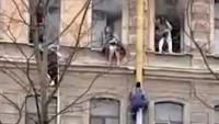 Взобрался по трубе: дворник спас людей из горящего дома в Петербурге