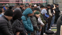 Сотни мусульман отметили праздник Ураза-байрам у Соборной мечети в Петербурге