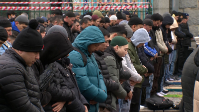 Сотни мусульман отмечают праздник Ураза-байрам у Соборной мечети в Петербурге