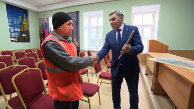 В Петербурге наградили дворника-героя, который спас из горящего дома нескольких человек