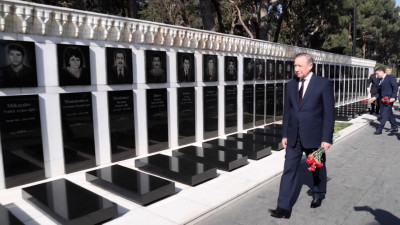 Александр Беглов почтил память видных деятелей Азербайджана в ходе визита в Баку