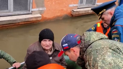 Пожилую женщину спасли при осмотре главой МЧС России подтопленных улиц Орска