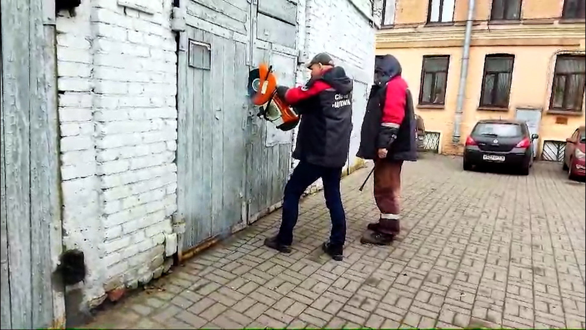 Электромонтер попов проживающий в общежитии самовольно занял освободившуюся комнату