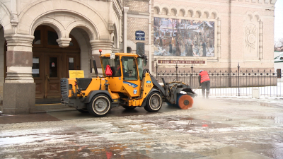 С воскресенья в Петербурге снова начнут промывать дворы от зимней грязи: пока убирают снег