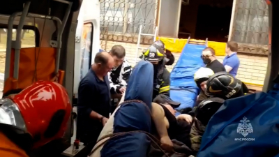 Москвича весом 300 кг спасатели вынесли из квартиры через окно, чтобы передать медикам