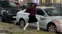 В Кудрово девушка избила кулаками автомобиль