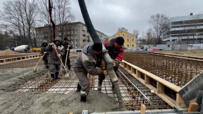 На строящемся мосту через Чёрную речку начали укладывать бетон