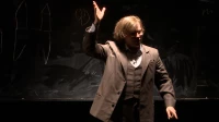 На сцене театра «Зазеркалье» представили спектакль по мотивам биографии Стивена Хокинга