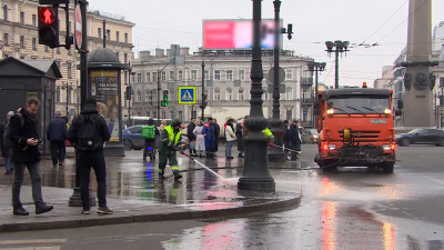 Дорожники Петербурга вернулись к весенней уборке после снегопада
