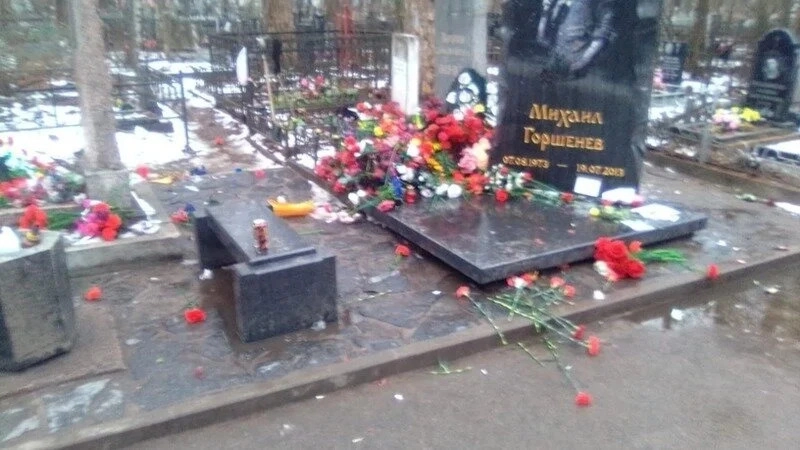 Вандалы разгромили могилу Михаила Горшенева в Петербурге - tvspb.ru
