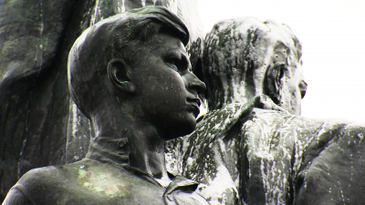 Памятник «героям Краснодона» в парке Екатерингоф отмыли от зимней грязи