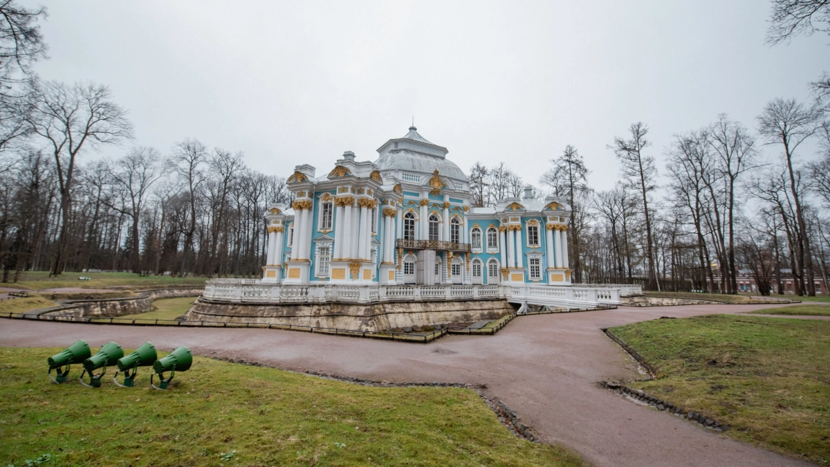 Екатерининский и Александровский парки в Пушкине закрыли из-за непогоды - tvspb.ru