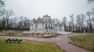 Екатерининский и Александровский парки в Пушкине закрыли из-за непогоды