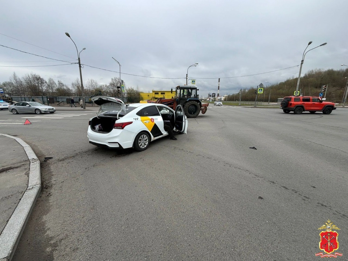 В ДТП с такси и трактором в Приморском районе пострадали двое детей - tvspb.ru
