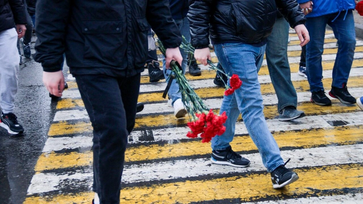 Фанаты «Зенита» почтили память жертв теракта в «Крокус Сити Холле» - tvspb.ru