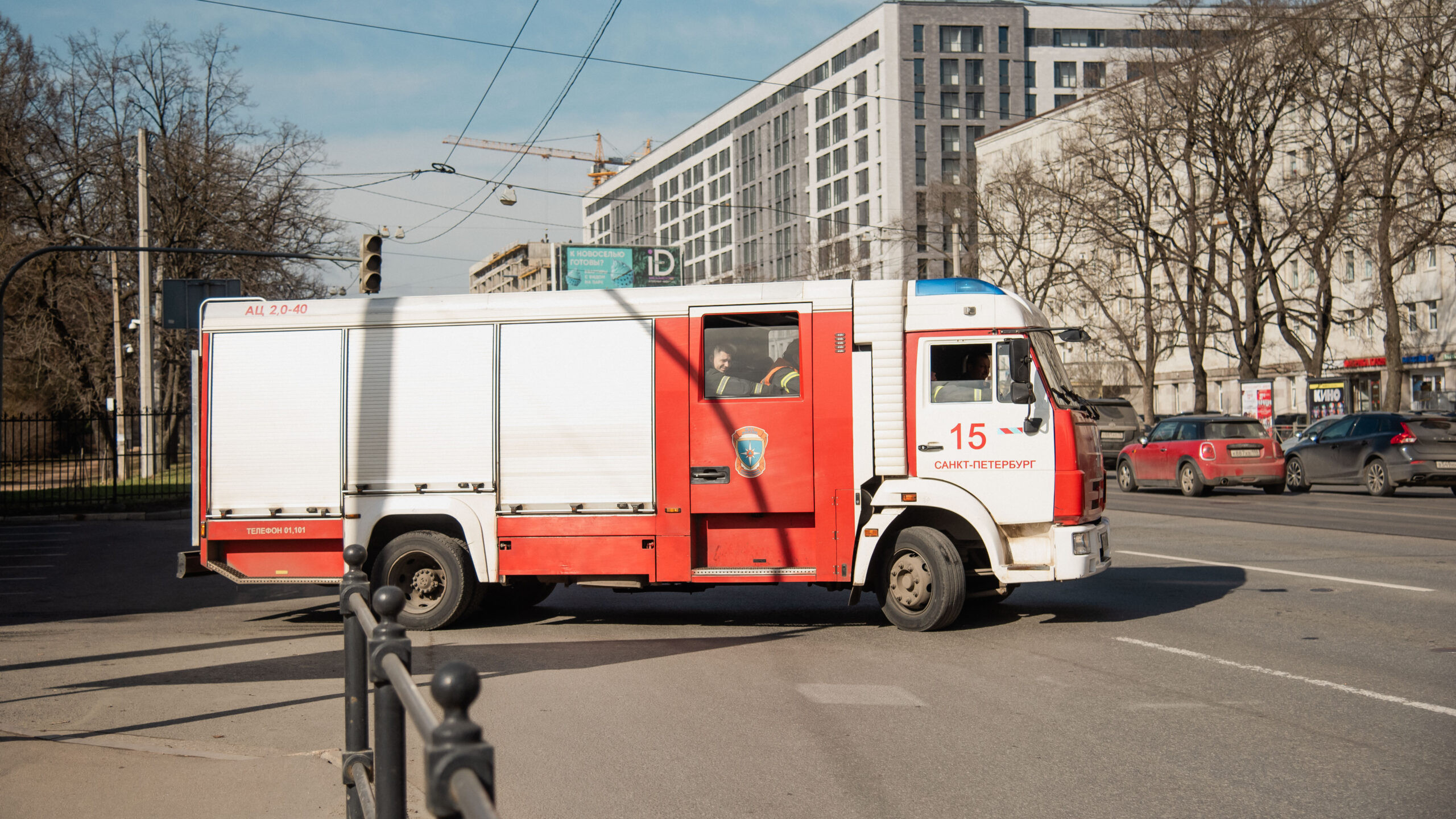 Из полыхающей квартиры на Малоохтинском проспекте эвакуировали двоих детей