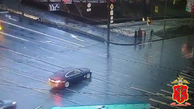 Видео: Иномарка сбила двух пешеходов на улице Академика Крылова