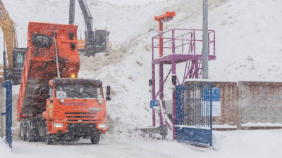 «Снежные» пункты Петербурга за зиму приняли более трёх млн «кубов» снега: сезон окончен