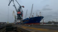 В Калининград из Петербурга по морю доставили фуры с продуктами