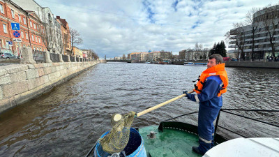С началом навигации Петербург перешел на летний график уборки акваторий