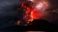 В сети появились эпичное видео извергающегося в Индонезии вулкана