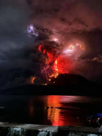 В сети появились эпичное видео извергающегося в Индонезии вулкана