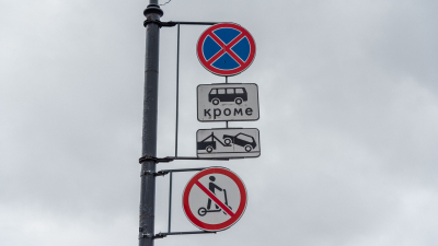 Дорожные знаки в Петербурге планируют закреплять во время шторма