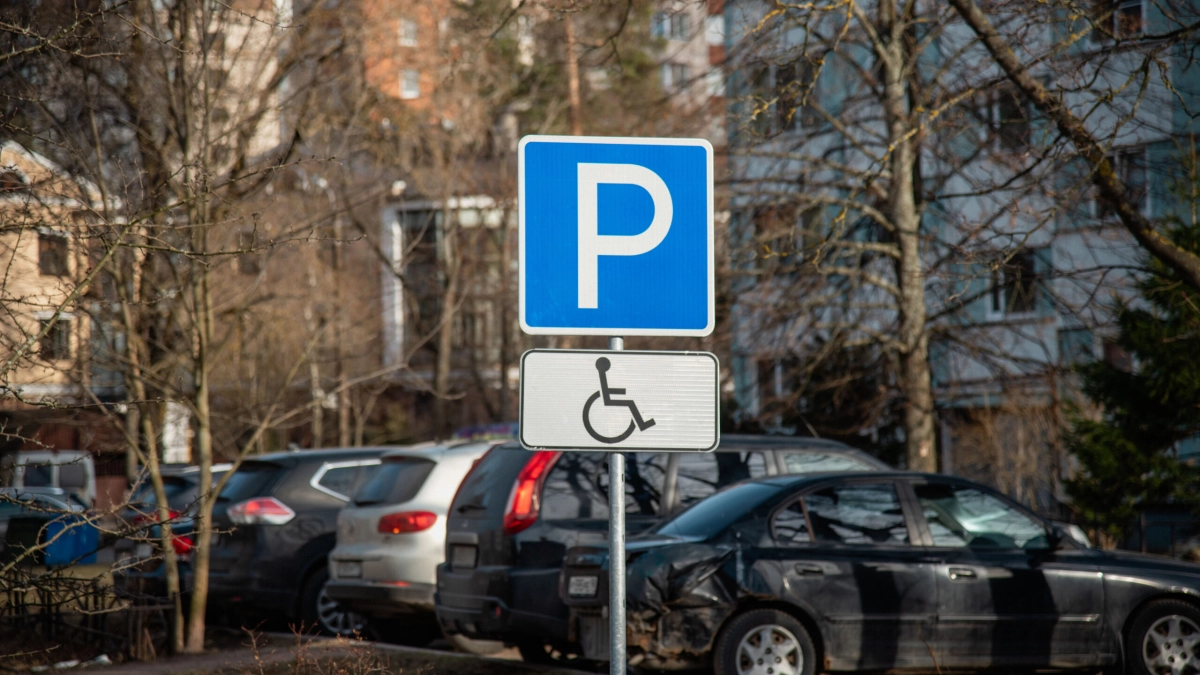 Завтра начнется прием заявлений на бесплатные парковочные разрешения для людей с инвалидностью - tvspb.ru