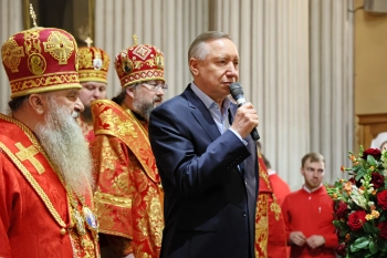 Александр Беглов поздравил петербуржцев с праздником Пасхи в Александро-Невской лавре