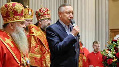 Александр Беглов поздравил петербуржцев с праздником Пасхи в Александро-Невской лавре