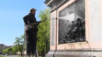 Пострадавшие от рук вандалов барельефы на памятнике Петру Первому отреставрируют