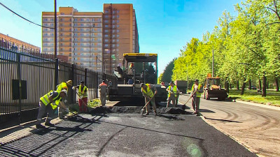 Укладка нового покрытия, обустройство тротуаров: в Петербурге продолжается ремонт Новоизмайловского проспекта