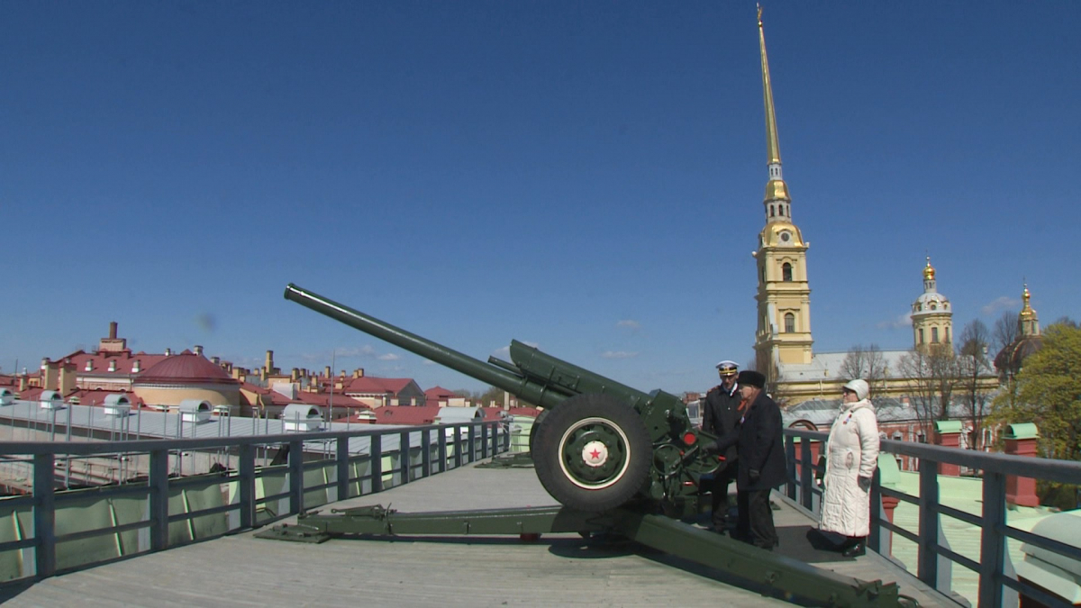 В День Победы супружеская пара ветеранов выстрелила из пушки  Петропавловской крепости - Лента новостей Санкт-Петербурга