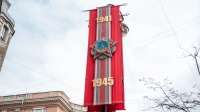 Жители Нарвы собрались на набережной, чтобы послушать концерт ко Дню Победы в Ивангороде