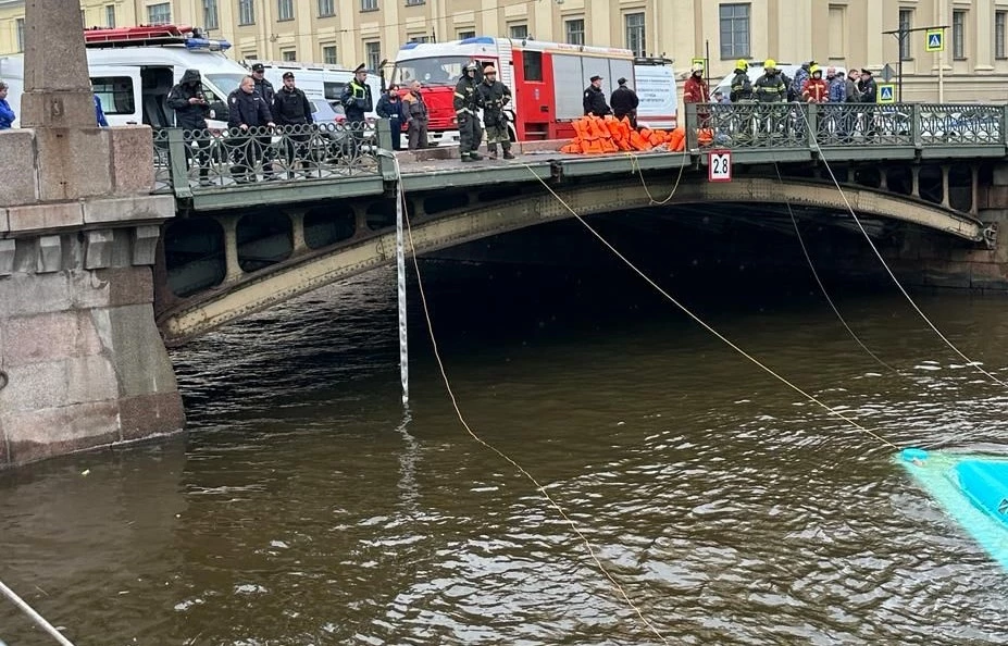 После падения автобуса в Мойку возбудили уголовное дело – водителя доставили в отдел - tvspb.ru