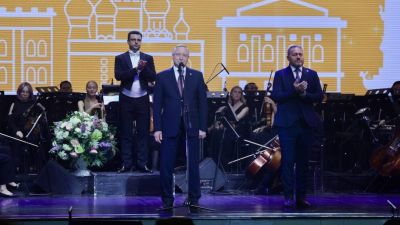 Александр Беглов поздравил петербуржцев с Днём города со сцены «Октябрьского» перед началом праздничного концерта