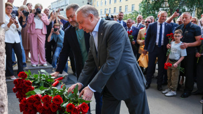 Александр Беглов возложил цветы к памятной доске легендарному тренеру Анатолию Рахлину