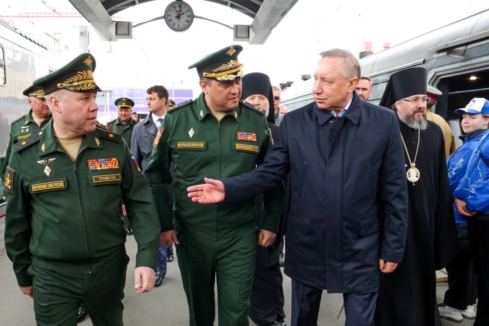 Александр Беглов и Александр Бельский приняли участие в параде ретроавтомобилей на Дворцовой площади - tvspb.ru