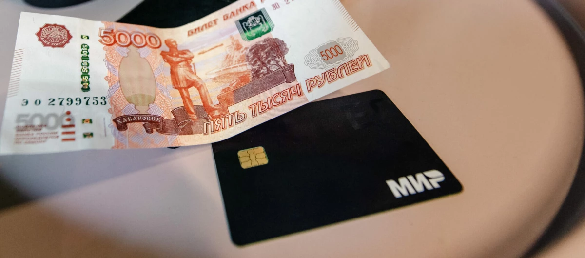 Петербуржец оплатил покупки найденной банковской картой и получил уголовное дело - tvspb.ru