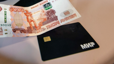 Петербуржец оплатил покупки найденной банковской картой и получил уголовное дело