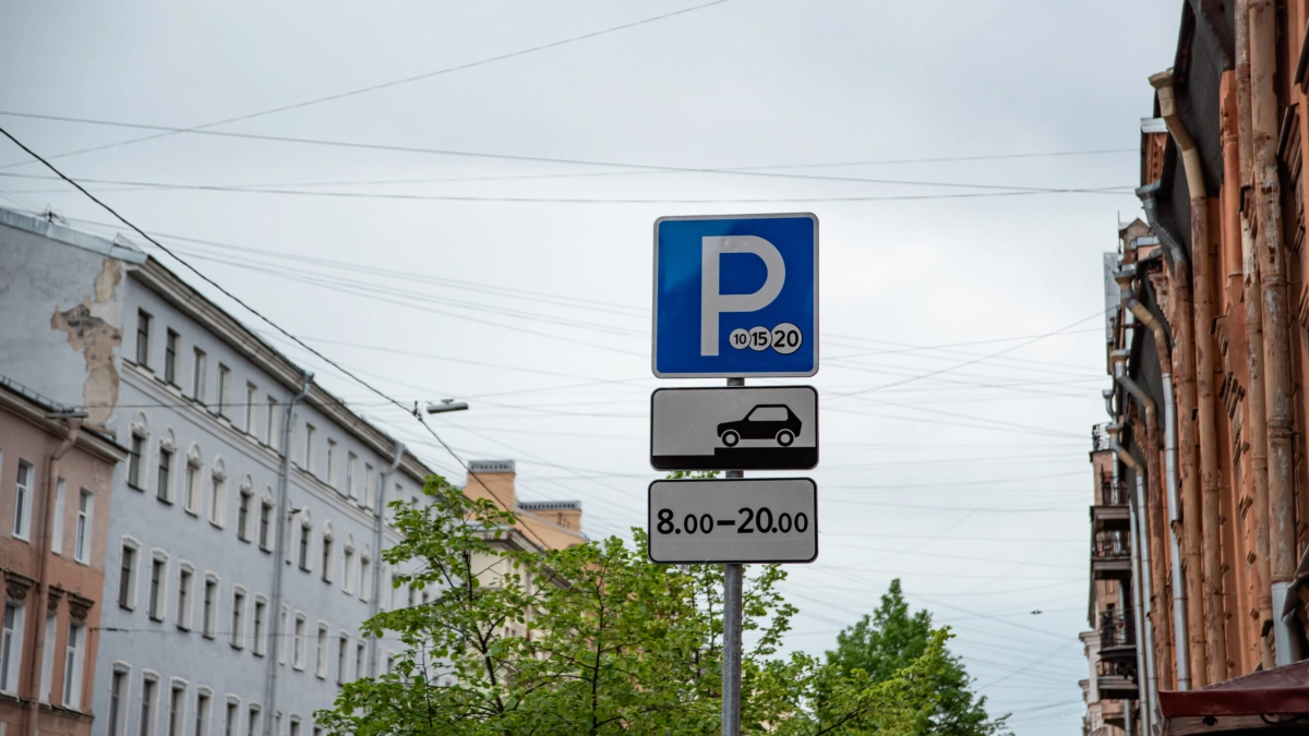 Петербуржцы стали реже парковаться на газонах и у парадных - tvspb.ru