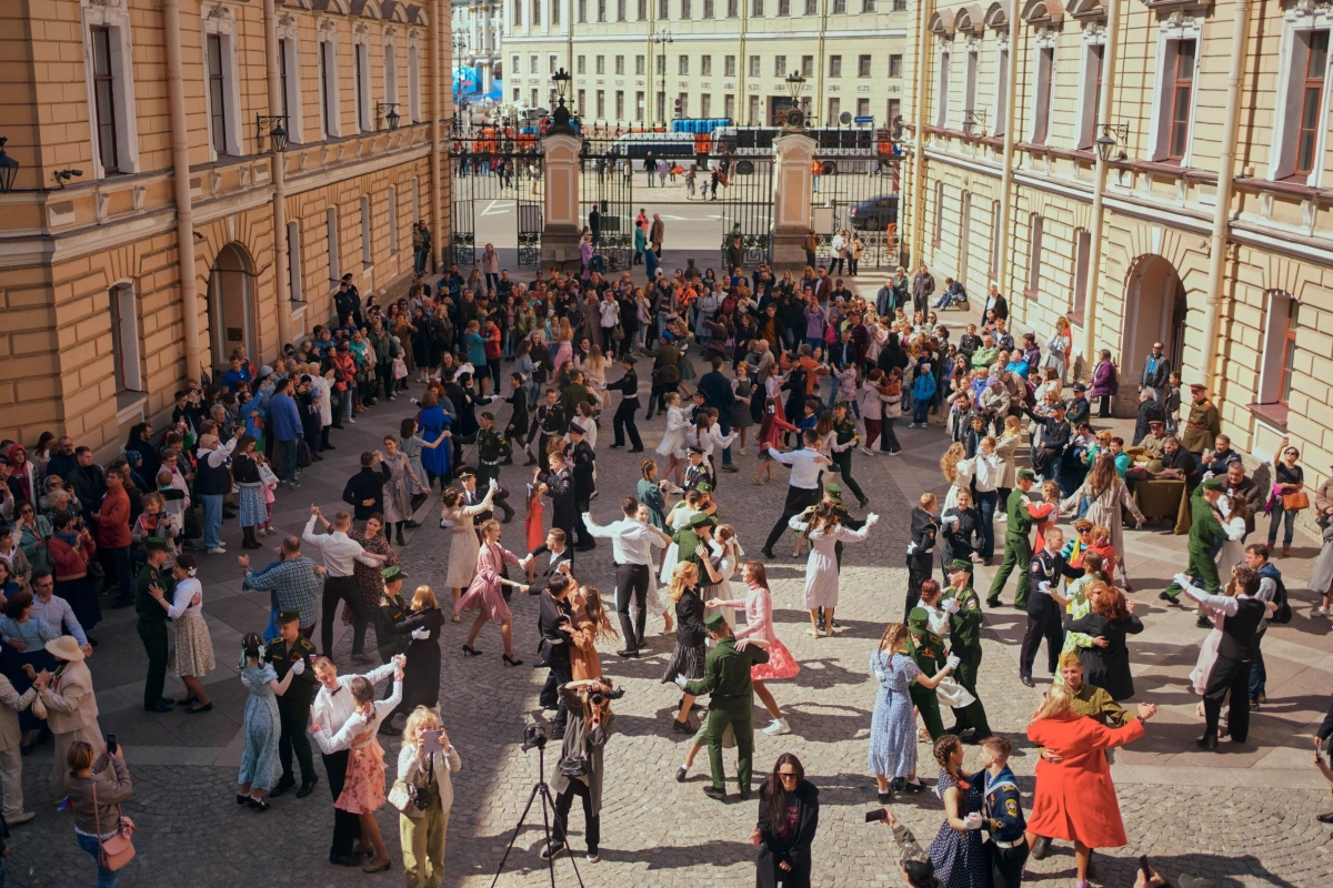 Танцевальная площадка «Весна 45-го года» откроется 9 мая в центре Петербурга - tvspb.ru