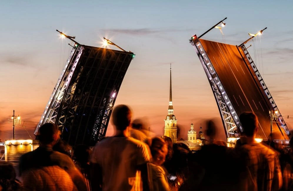 Этой и следующей ночью Дворцовый мост разведут под классическую музыку - tvspb.ru