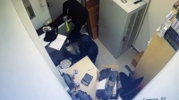 В Выборгском районе двое взломали магазин и украли из сейфов почти 350 тысяч рублей